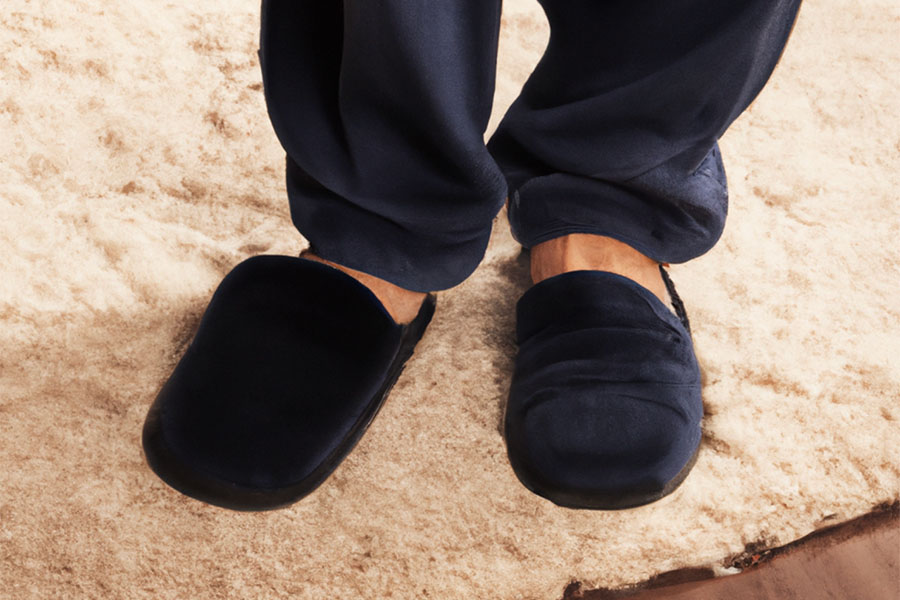 Avoiding cold feet by wearing warm slippers with diabetes